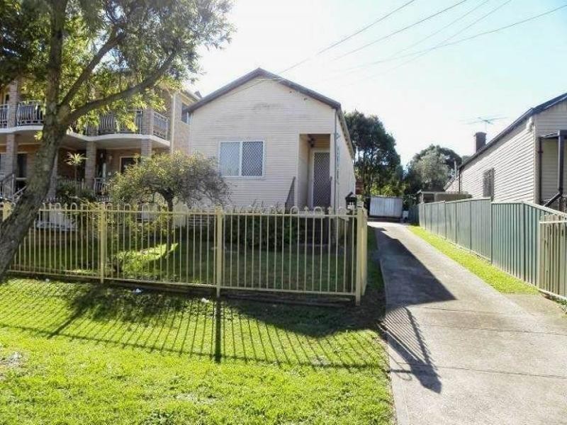 11 Greenacre Road, Greenacre NSW 2190