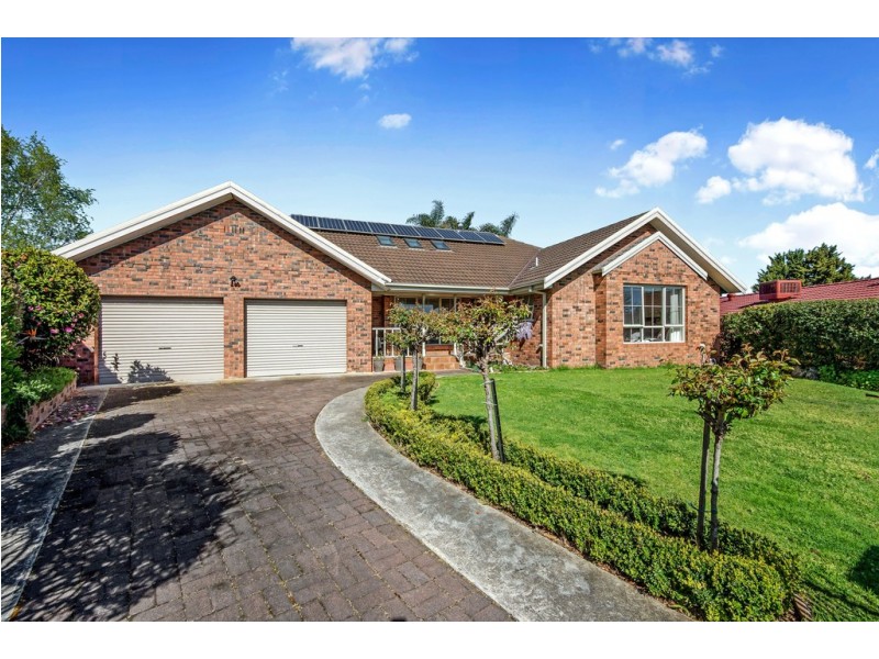 8 Helsal Court, Frankston VIC 3199