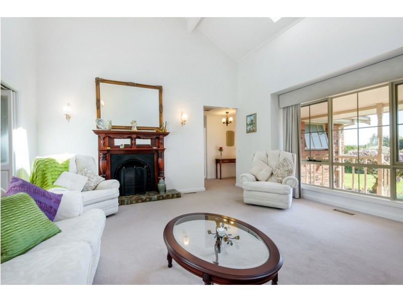 8 Helsal Court, Frankston VIC 3199