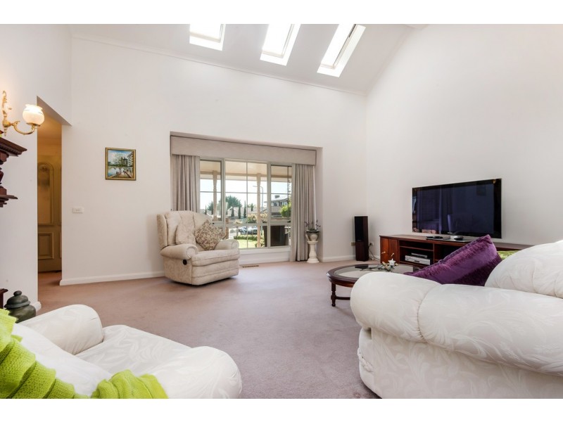 8 Helsal Court, Frankston VIC 3199