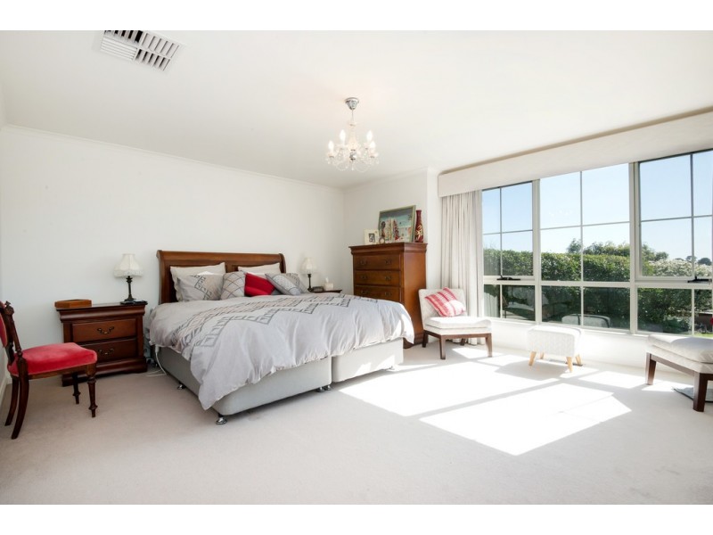 8 Helsal Court, Frankston VIC 3199