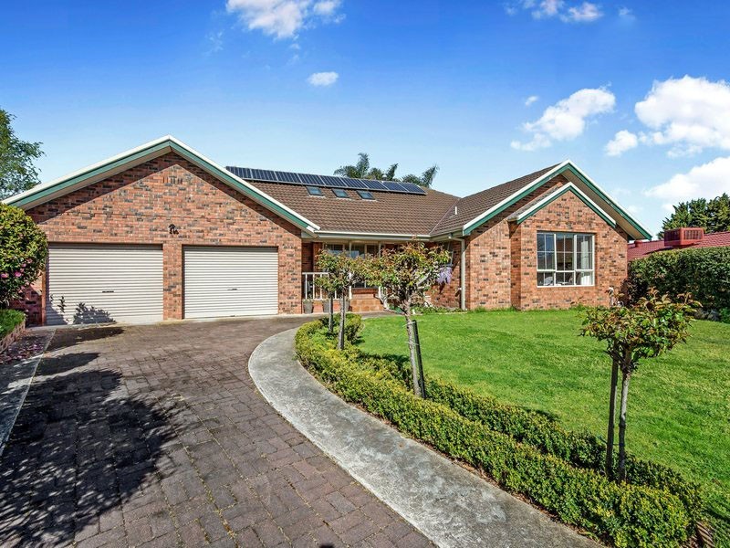 8 Helsal Court, Frankston VIC 3199