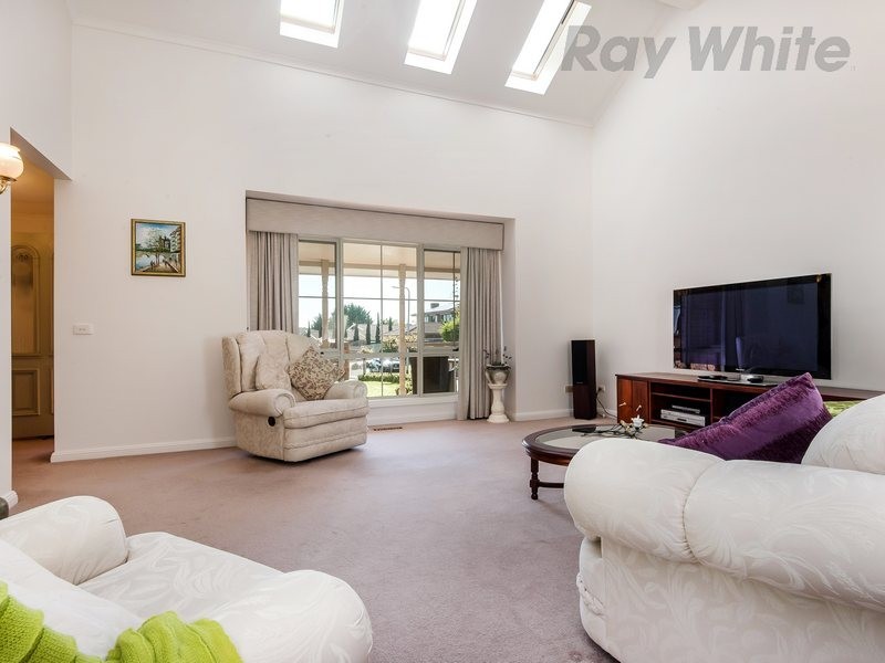 8 Helsal Court, Frankston VIC 3199