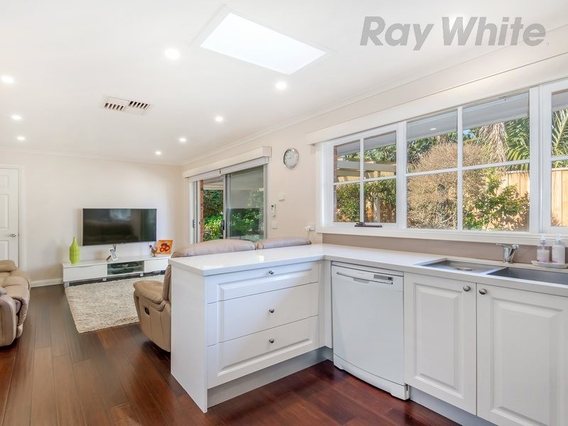 8 Helsal Court, Frankston VIC 3199