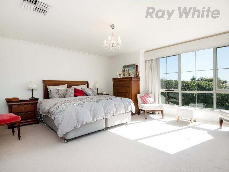 8 Helsal Court, Frankston VIC 3199