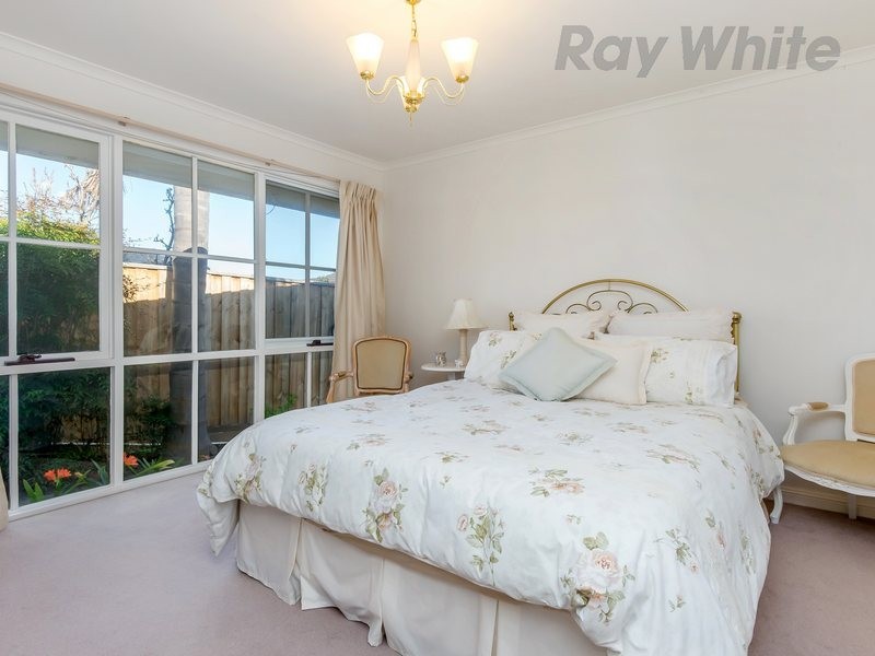 8 Helsal Court, Frankston VIC 3199