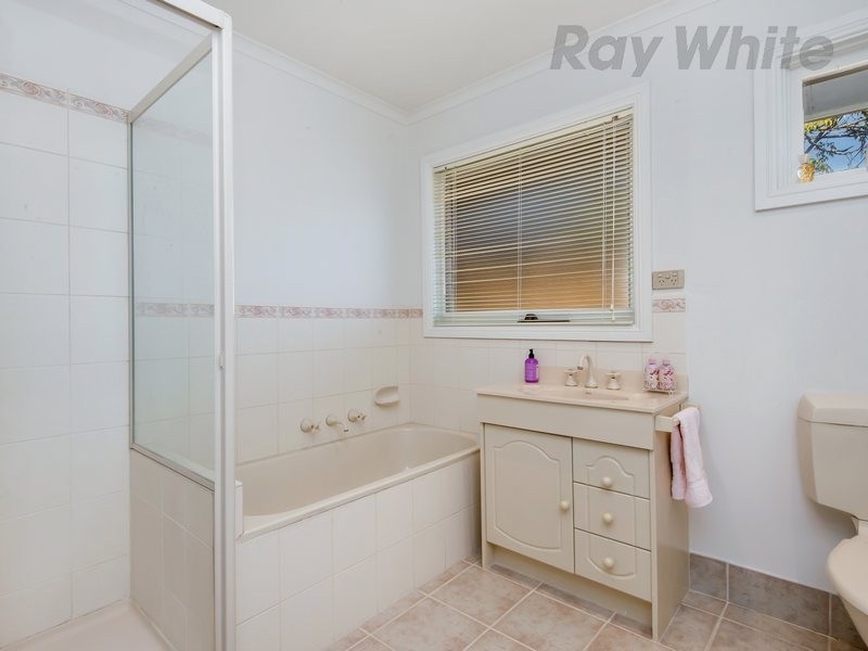 8 Helsal Court, Frankston VIC 3199