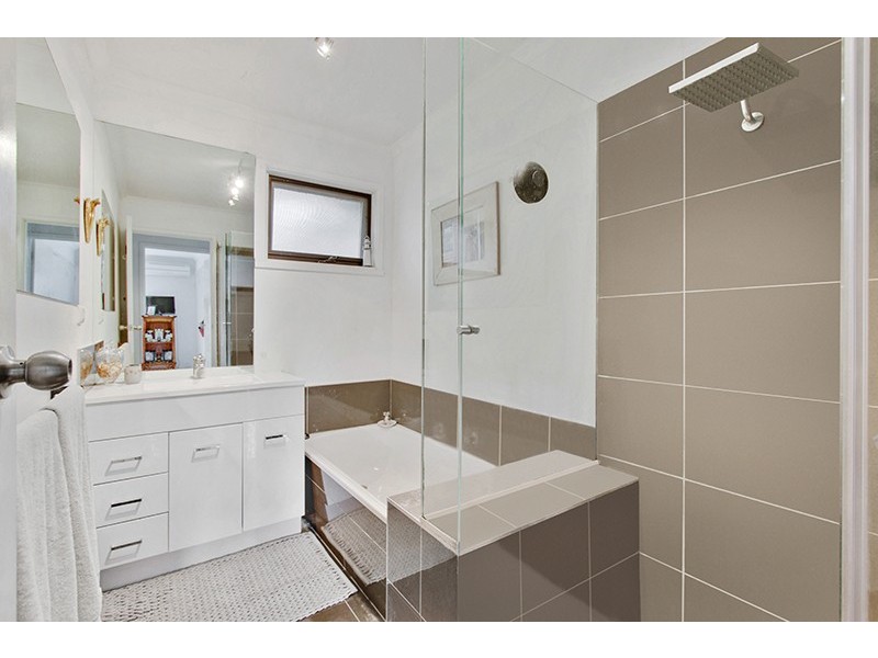 2/12 Gulwa Avenue, Frankston VIC 3199