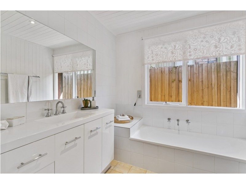 9 Finisterre Court, Frankston VIC 3199