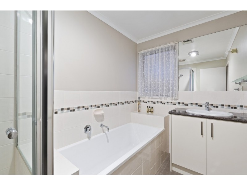 9 Helsal Court, Frankston VIC 3199