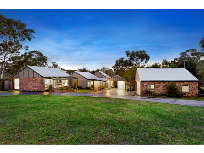 2 McCutcheon Close, Mount Eliza VIC 3930