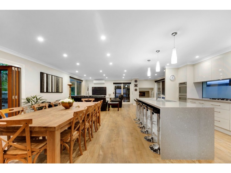 2 McCutcheon Close, Mount Eliza VIC 3930
