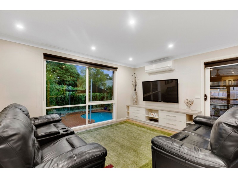 2 McCutcheon Close, Mount Eliza VIC 3930
