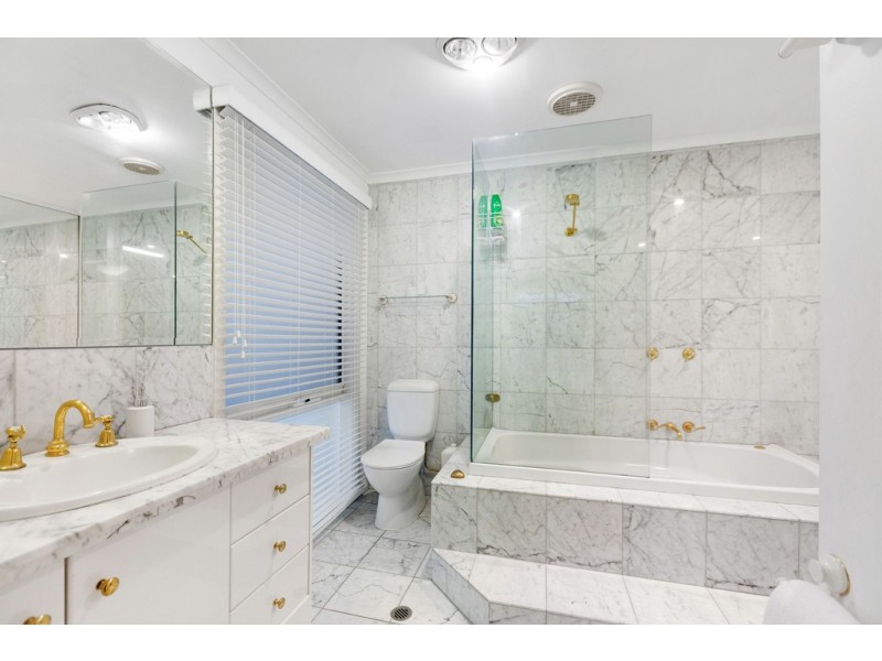 2 McCutcheon Close, Mount Eliza VIC 3930