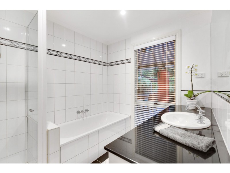 2 McCutcheon Close, Mount Eliza VIC 3930