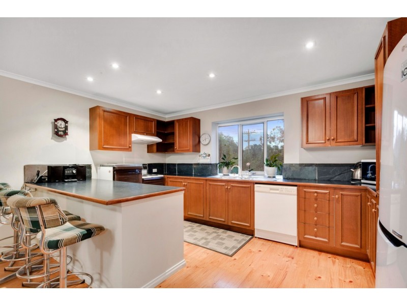 2 McCutcheon Close, Mount Eliza VIC 3930
