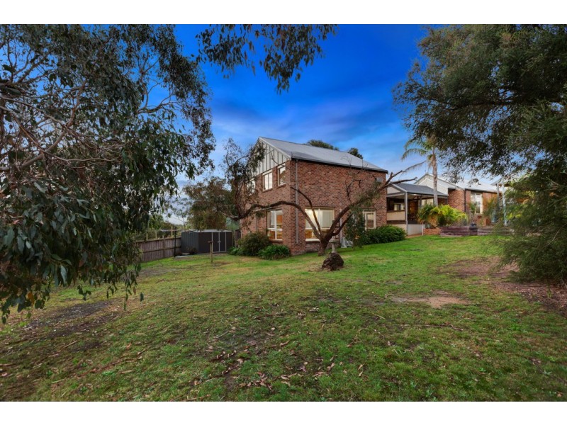 2 McCutcheon Close, Mount Eliza VIC 3930