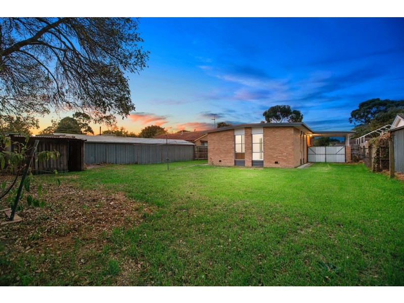 42 Laurina Crescent, Frankston North VIC 3200
