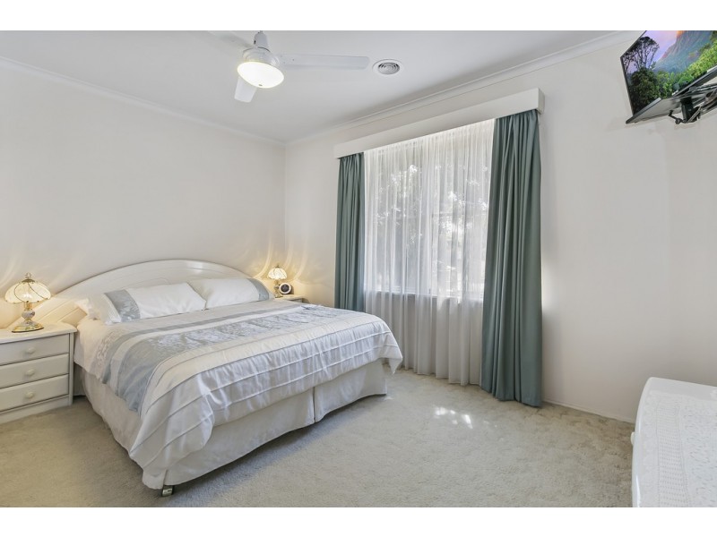 11 Hodgins Crescent, Frankston North VIC 3200