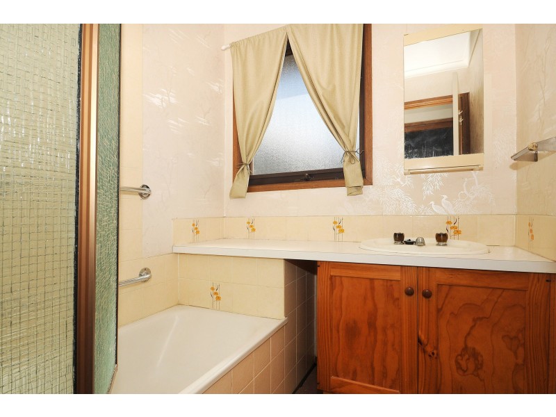 8 Valley Road, Frankston VIC 3199