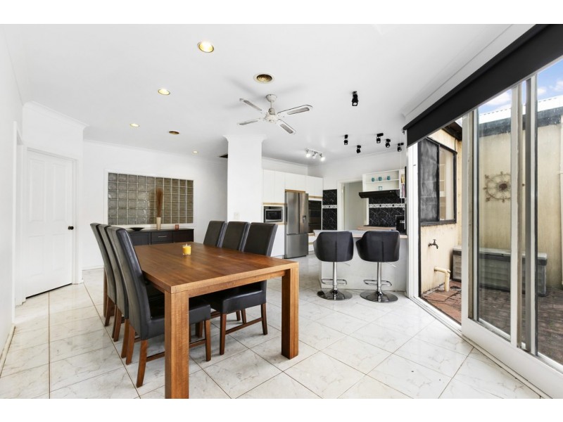 4 Helvetia Court, Frankston VIC 3199