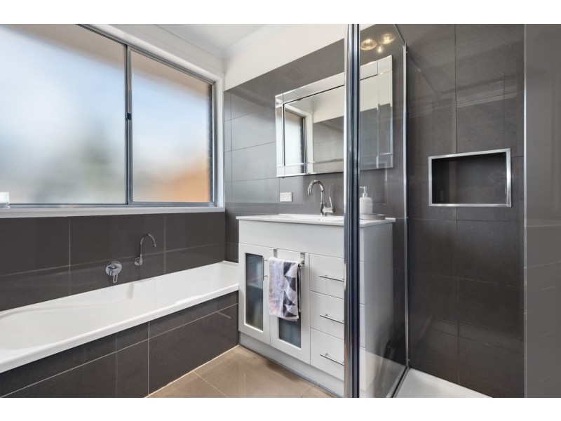 33 Alexander Crescent, Frankston VIC 3199