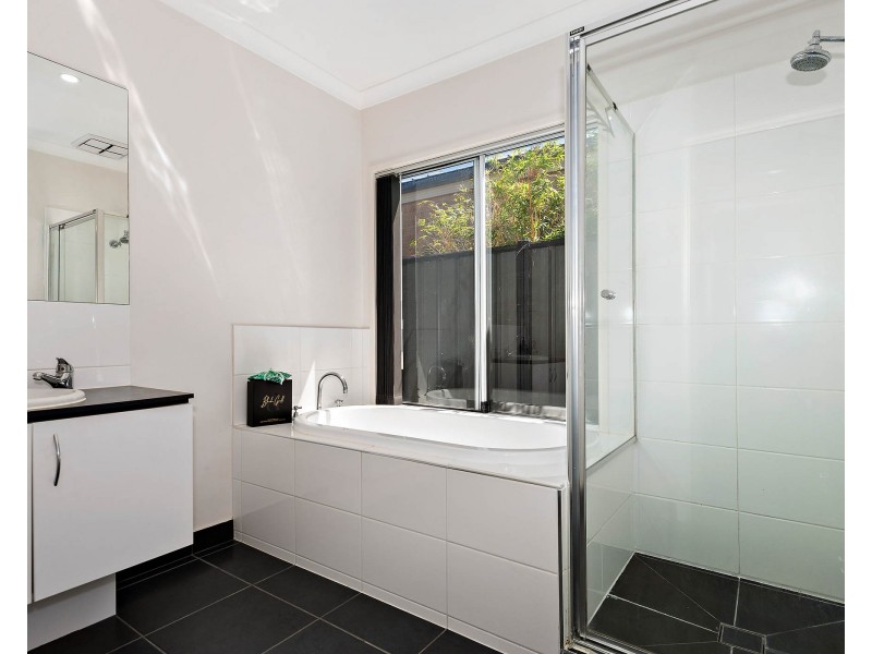 11 Tawleed Grove, Clyde North VIC 3978