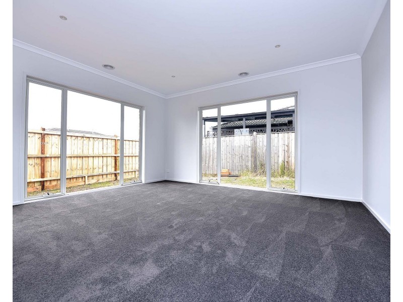 9 Grande Belmond Avenue, Clyde VIC 3978