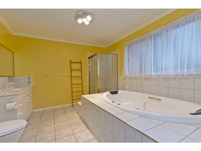 32 Mitre Crescent, Frankston North VIC 3200