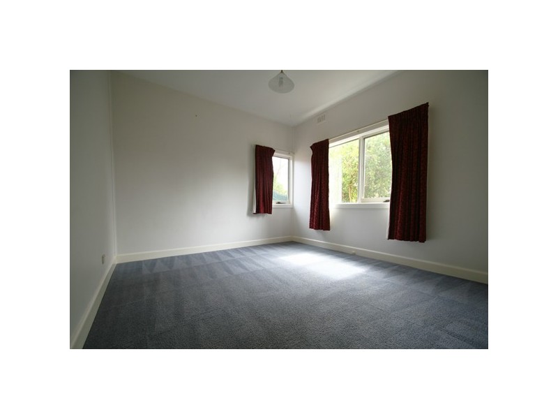 8 Raymond Road, Seaford VIC 3198