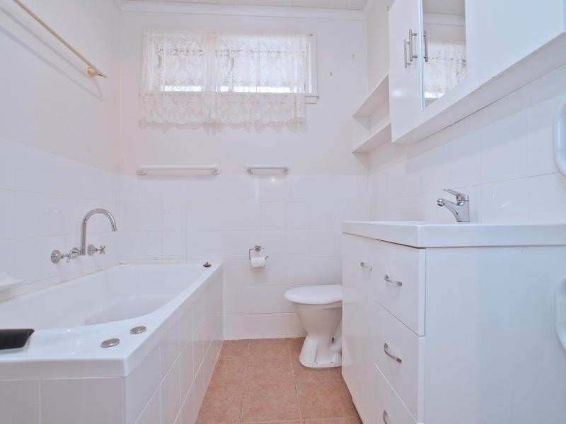 124 Tamarisk Drive, Frankston North VIC 3200