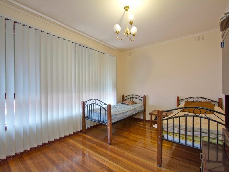 18 Bunarong Drive, Frankston VIC 3199