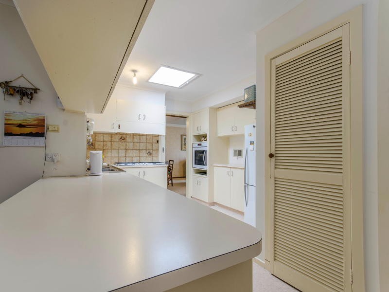 16 Benelong Crescent, Seaford VIC 3198