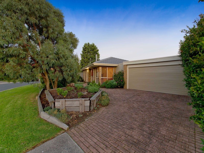 10 Terrence Drive, Cranbourne North VIC 3977