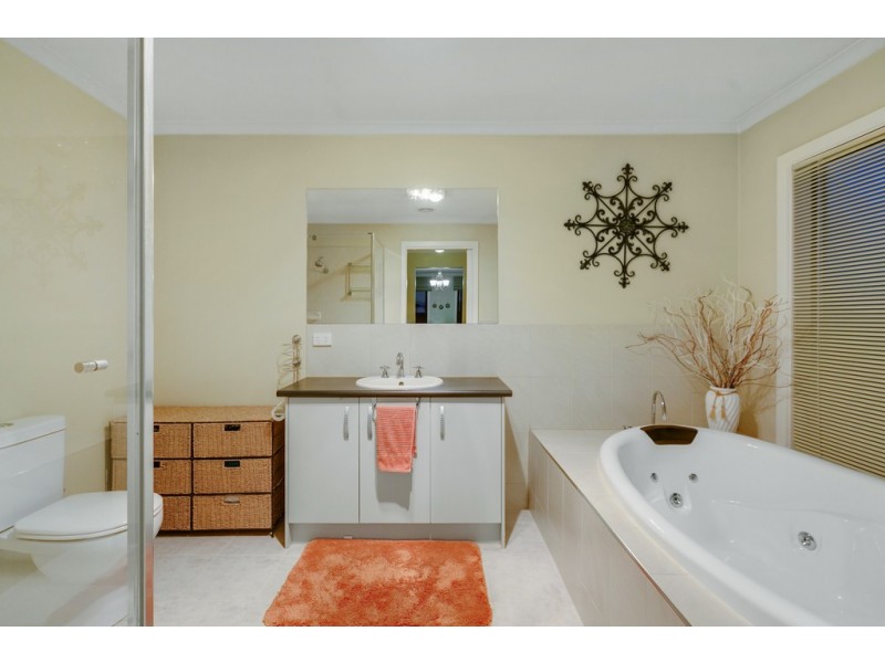 14 Diamond Parade, Skye VIC 3977