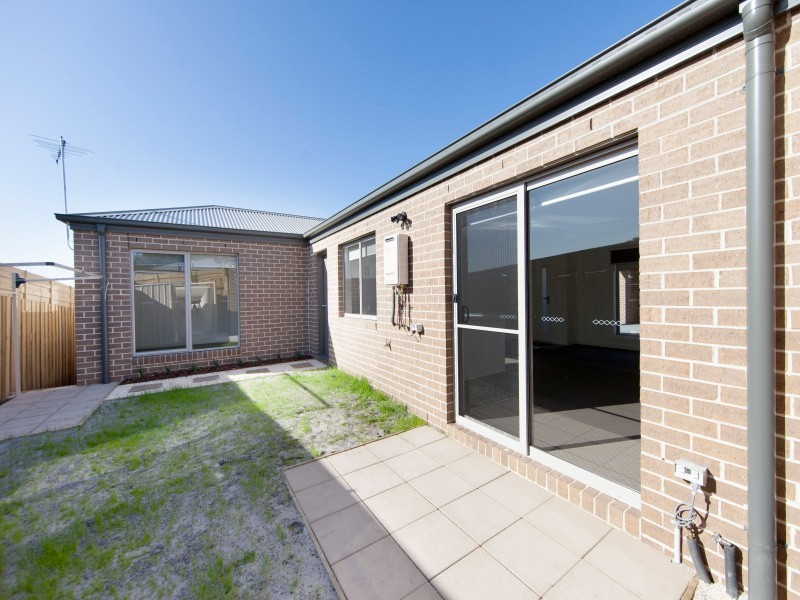 2/11 Kenilworth Avenue, Frankston VIC 3199