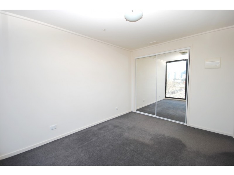 REF 24417/100 Kavanagh Street, Southbank VIC 3006