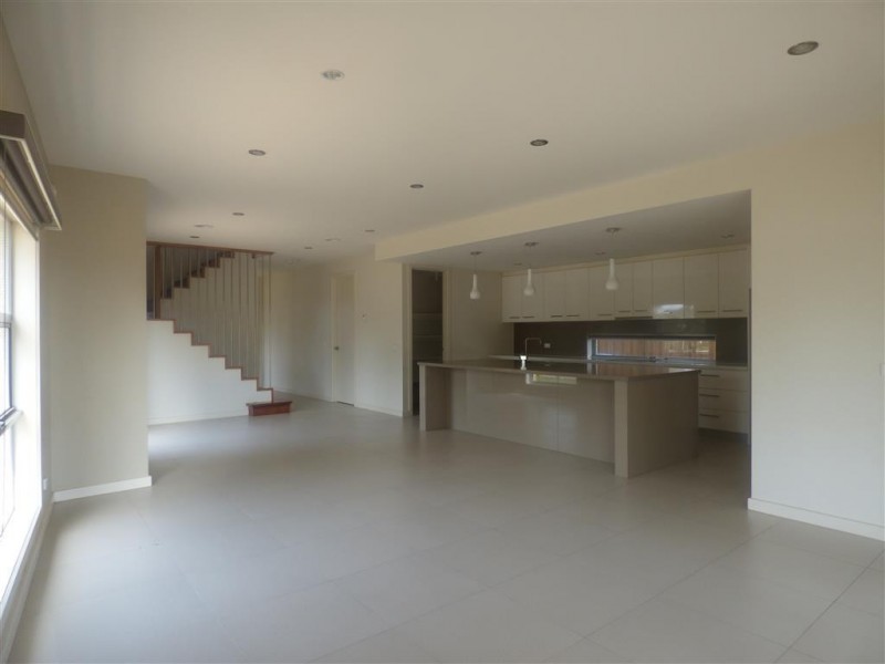 2 Skyward Drive, Sanctuary Lakes VIC 3030