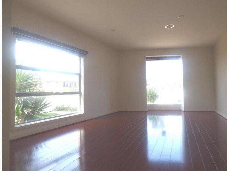 2 Skyward Drive, Sanctuary Lakes VIC 3030