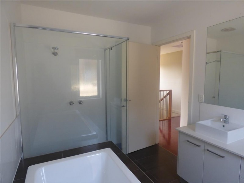 2 Skyward Drive, Sanctuary Lakes VIC 3030