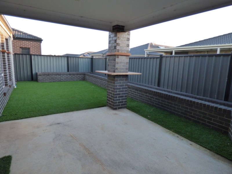 8 Rona Road, Point Cook VIC 3030