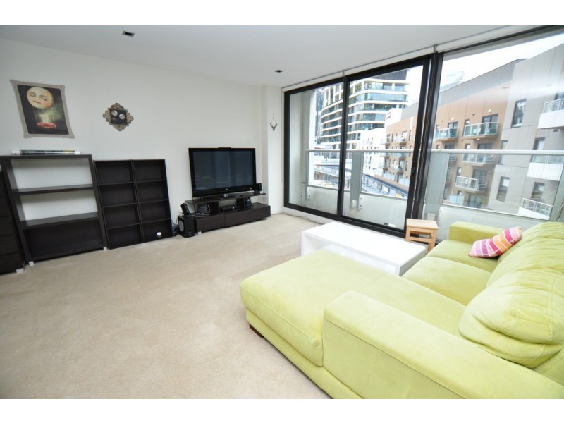 REF 24588/100 Harbour Esplanade, Docklands VIC 3008