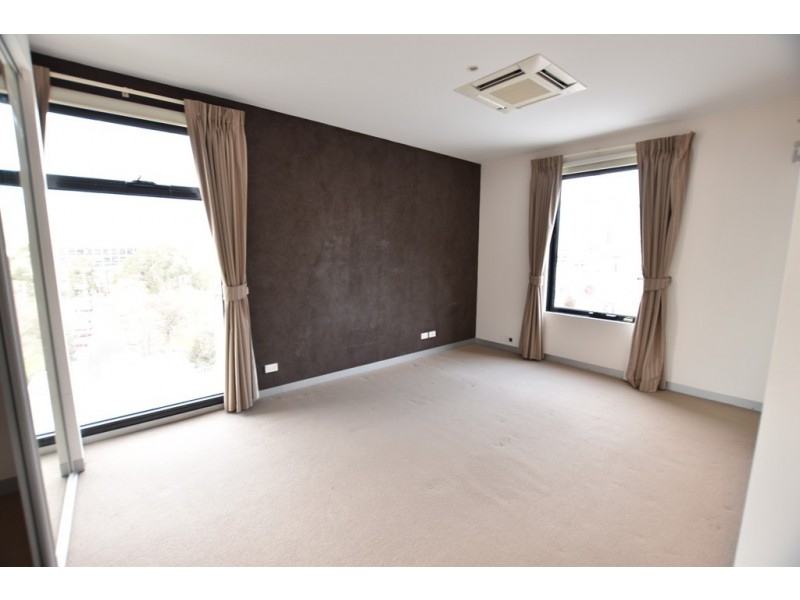 REF 24609/640 Swanston Street, Carlton VIC 3053