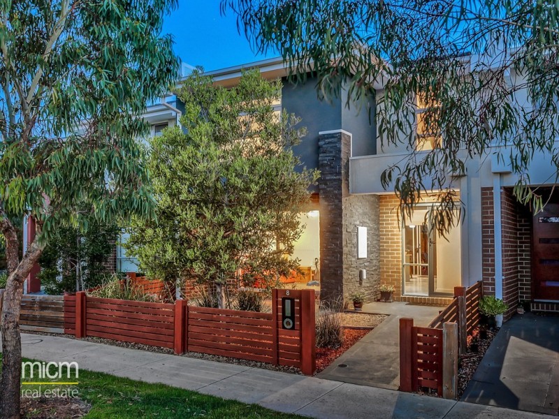 8 Swanview Walk, Point Cook VIC 3030
