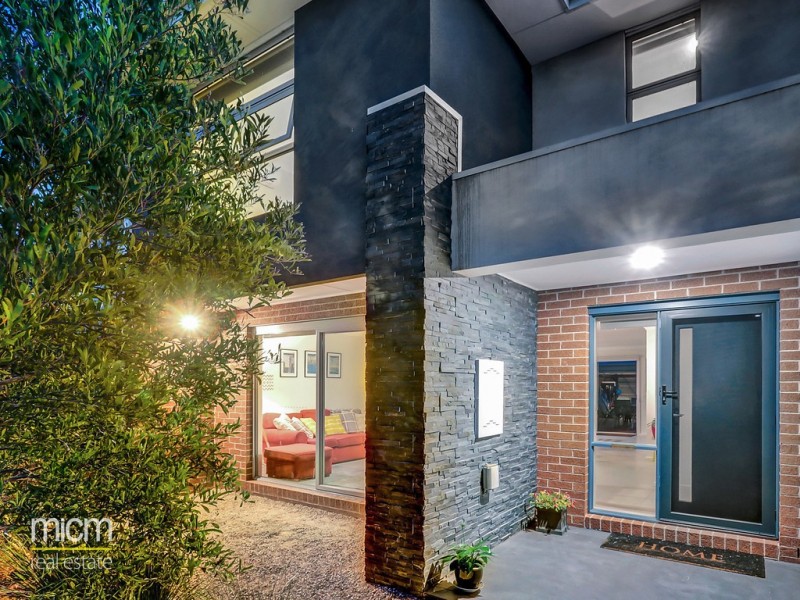 8 Swanview Walk, Point Cook VIC 3030