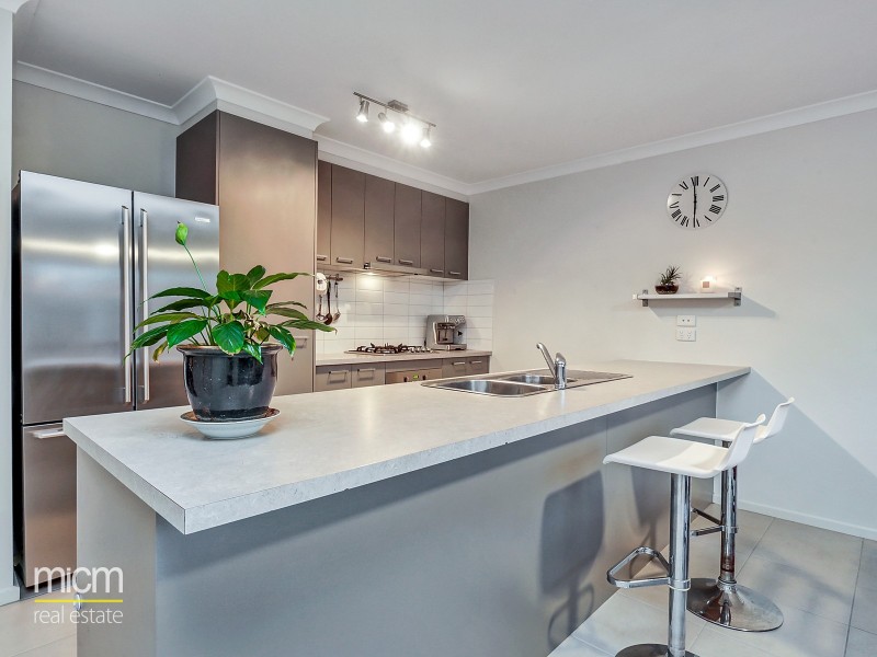 8 Swanview Walk, Point Cook VIC 3030