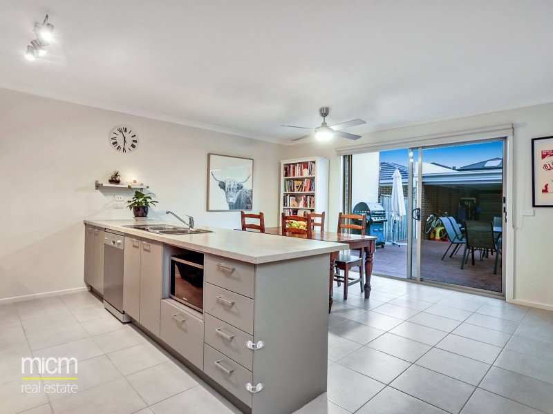 8 Swanview Walk, Point Cook VIC 3030