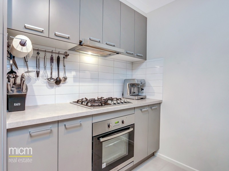 8 Swanview Walk, Point Cook VIC 3030