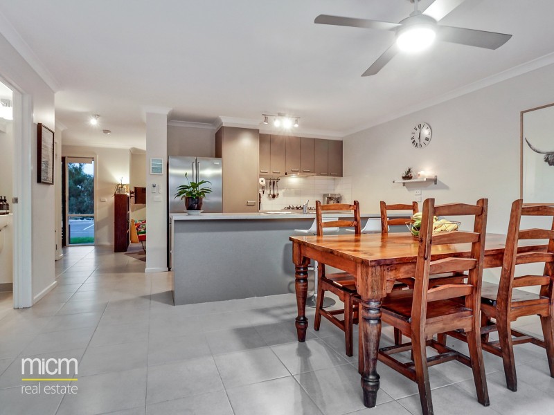 8 Swanview Walk, Point Cook VIC 3030
