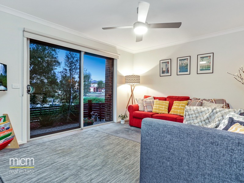 8 Swanview Walk, Point Cook VIC 3030